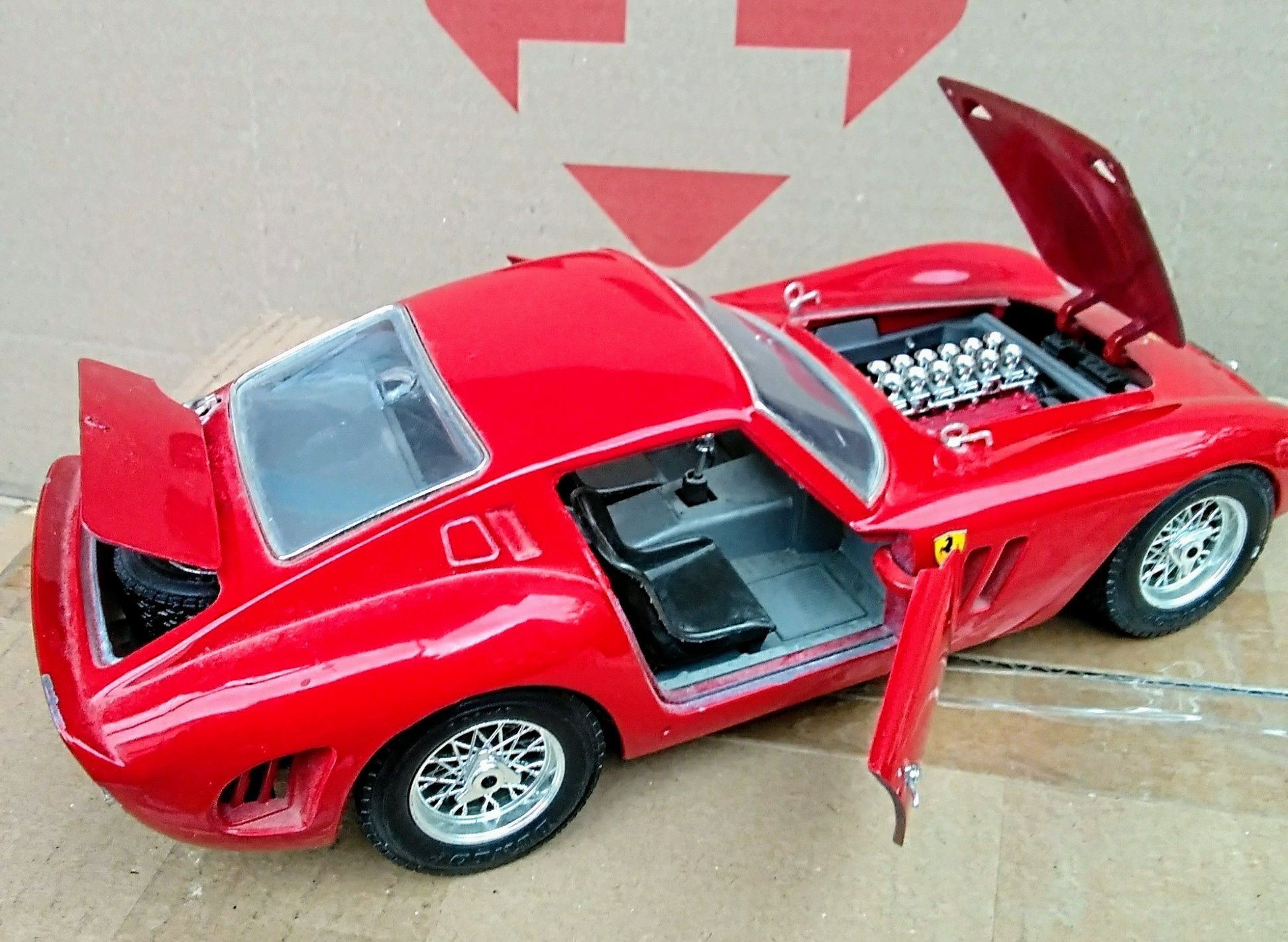 Коллекционная модель авто Ferrari GTO  (1962) 1/18