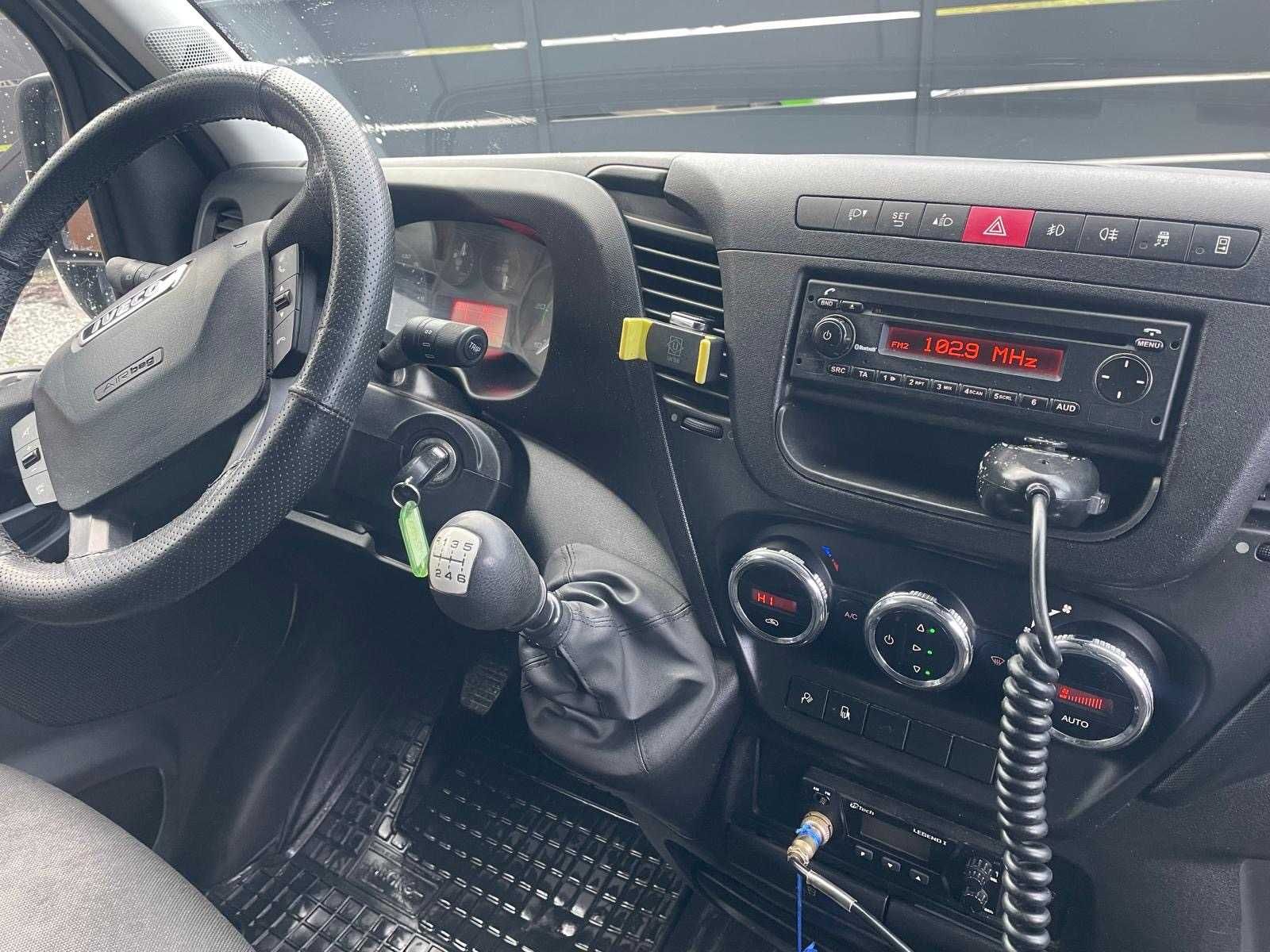 Wynajem busa IVECO DAILY Blaszak