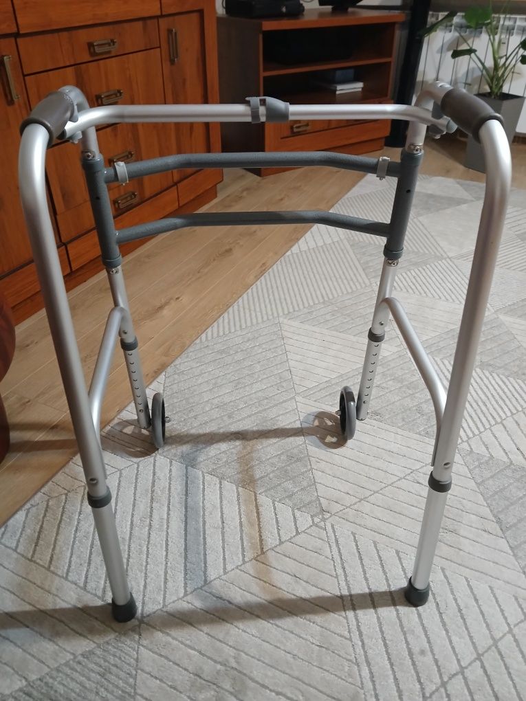 Chodzik/balkonik dla osoby starszej/dorosłej