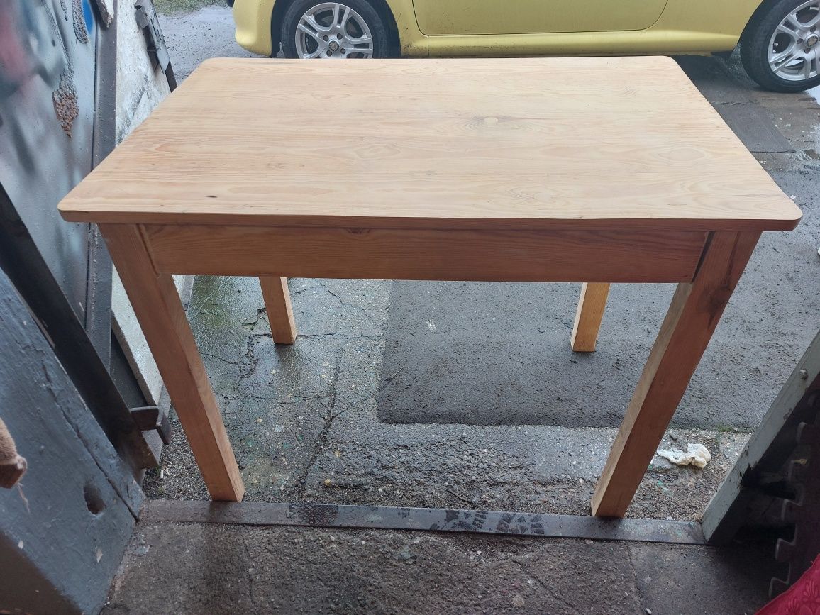 Stół drewniany z szufladą