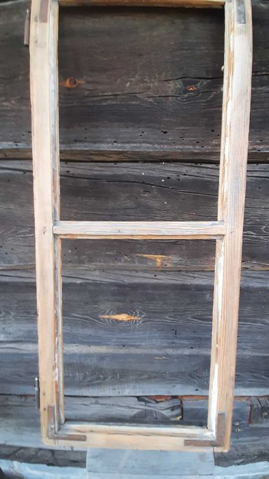 Stare zabytkowe drewniane podwójne okno