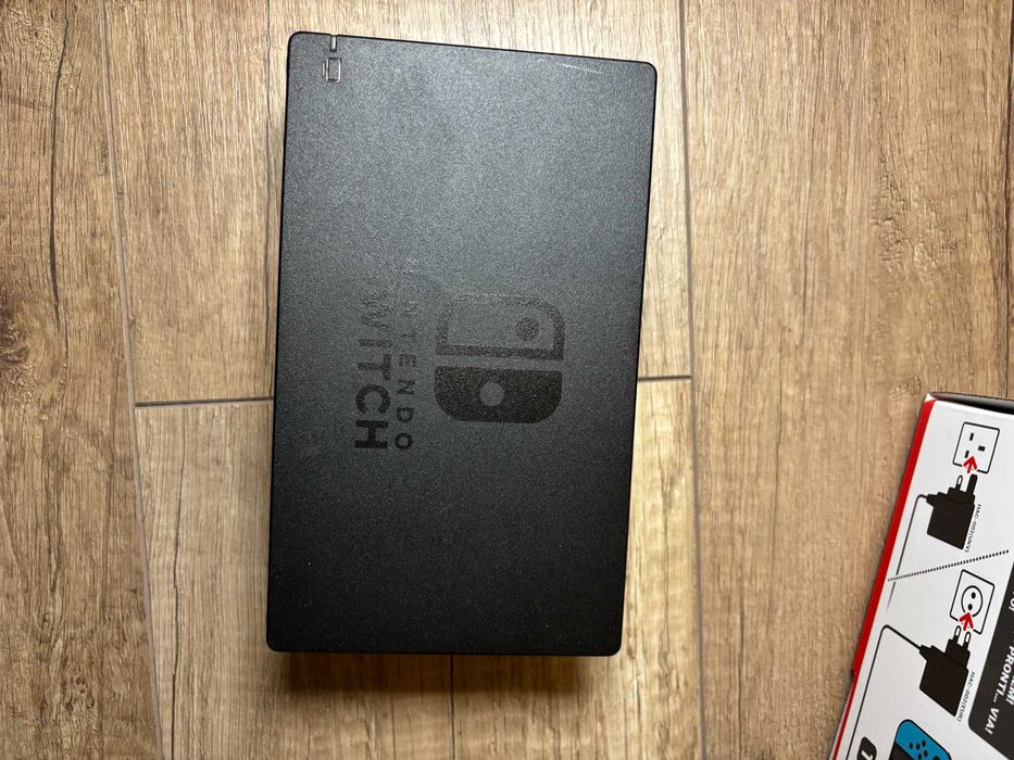 Konsola Nintendo Switch + Pad do Joycon'ów + Dock Station