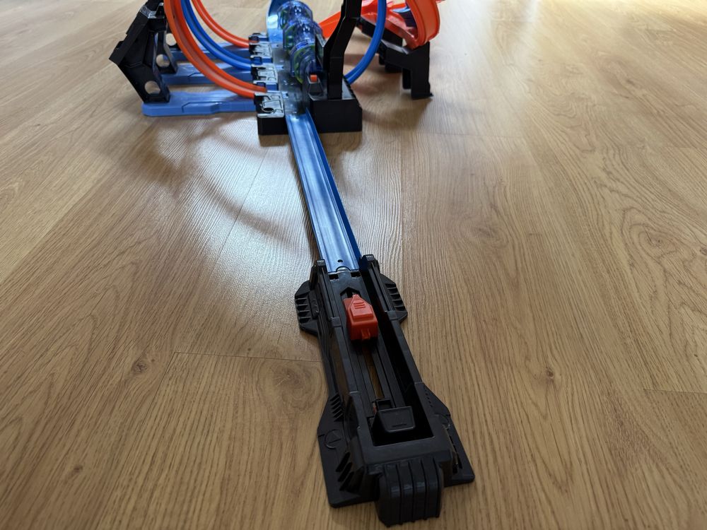 Hot Wheels Corkscrew Crash Track Set, Motorized Track with 3 Corkscrew