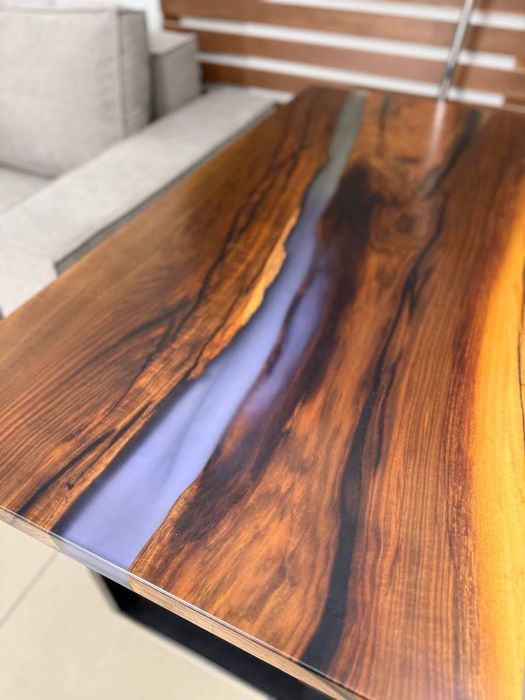 Stół z drewna z żywicą epoksydową