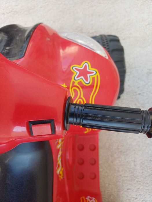 Moto elétrica tipo 4x4 para criança até aos 4 anos