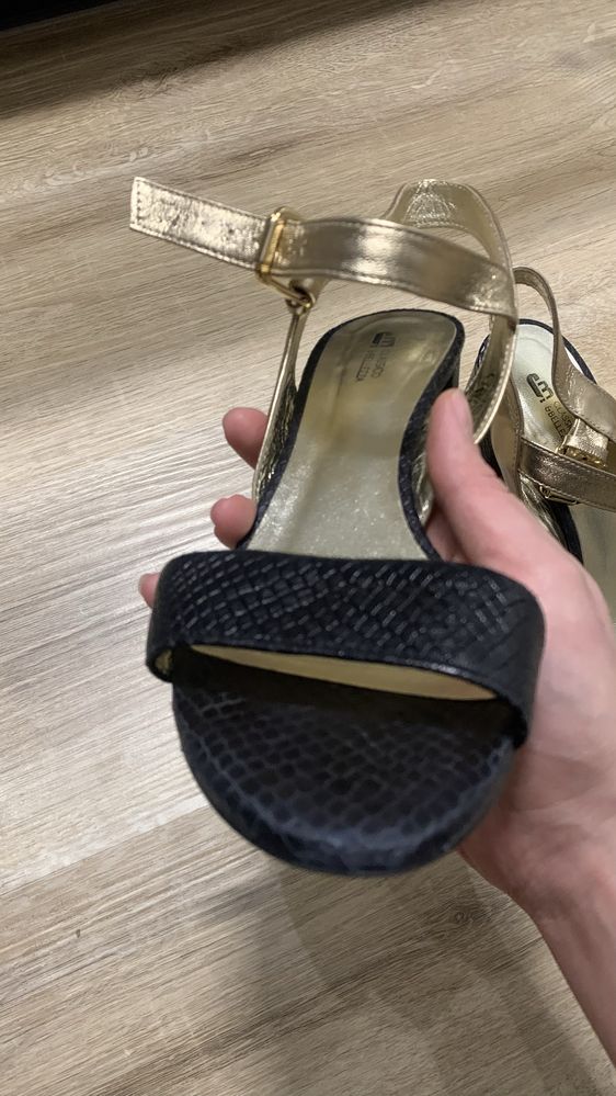 Eleganckie sandalki czarno-złote 38