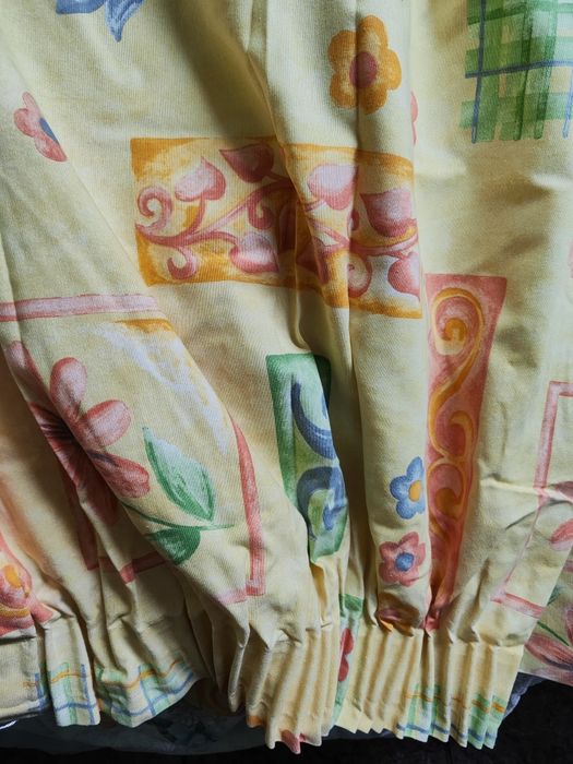 Duas cortinas de cores e tecido opaco estavam num quarto tem colcha ii