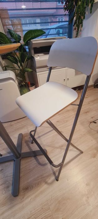 Conjunto mesa e cadeiras/bancos de bar (altos)- em perfeiro estado