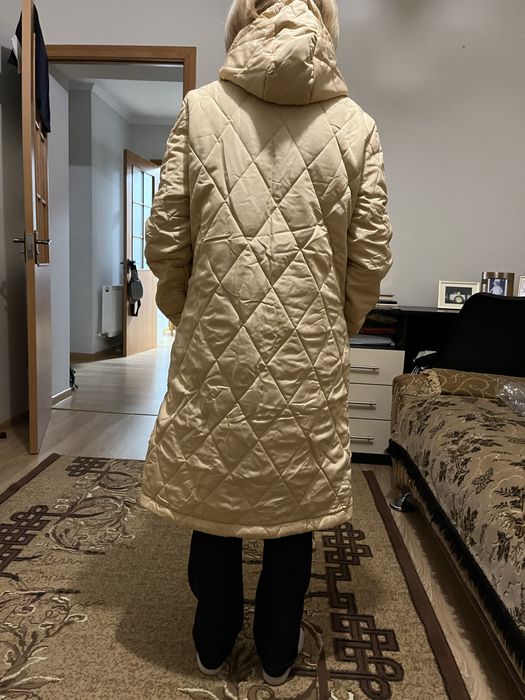 Жіноча осіння зимова куртка приємного кольору