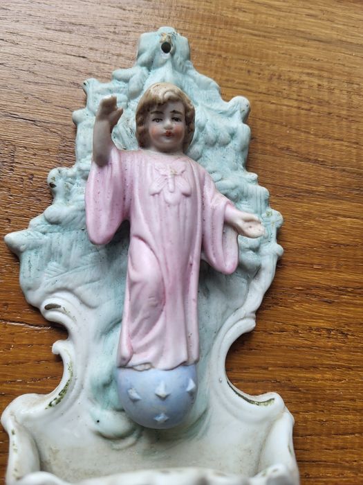 Stara biskwitowa kropielnica Dzieciątko Jezus