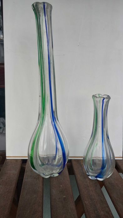 conjunto de duas jarras altas em vidro