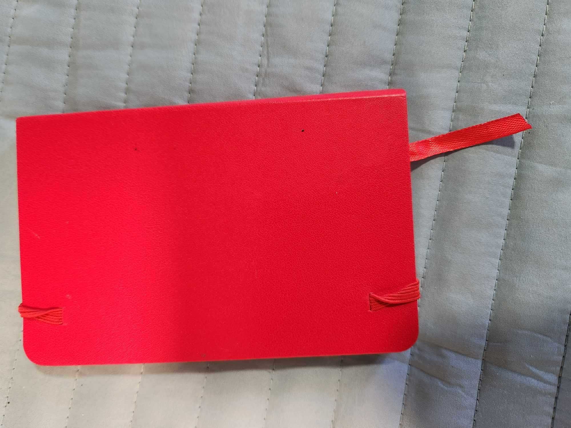 notesik czerwony z gumką 10x14 cm nowy w linie