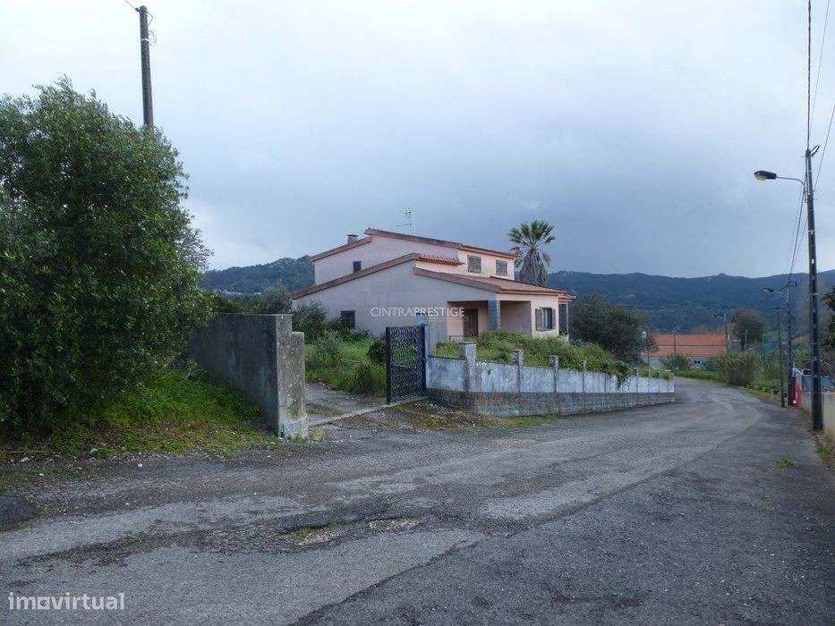 Moradia com armazém e com Terreno com Alvará para construção .