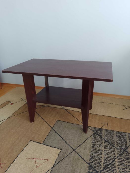 stolik koloru mahoń