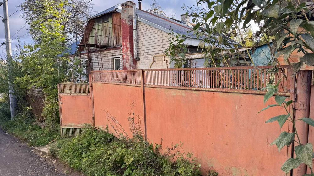 Частина будинку з окремим подвір'ям .