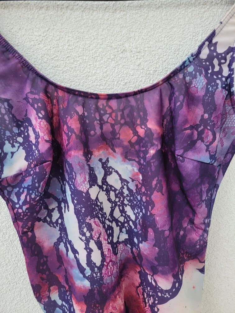 Piękny fioletowy jednoczęściowy strój kąpielowy na ramiączkach L