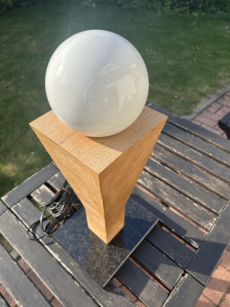 Lampa stojąca z kamienną podstawą i drewnianym trzonem