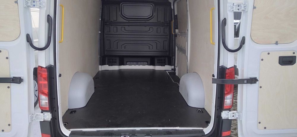 Zabudowa busa auta samochodu dostawczego VW Crafter L3H2 sklejka