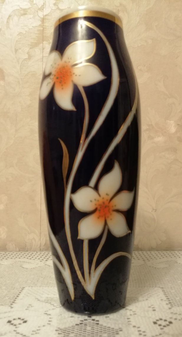 Piękny kobaltowy wazon w kwiaty, porcelana Bogucice PRL