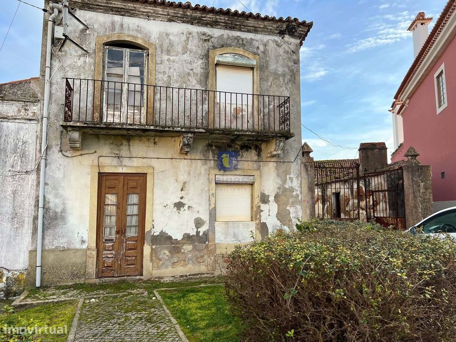 Baixa de Preço !!! Villa para Recuperação na Labrujeira - Ventosa - A