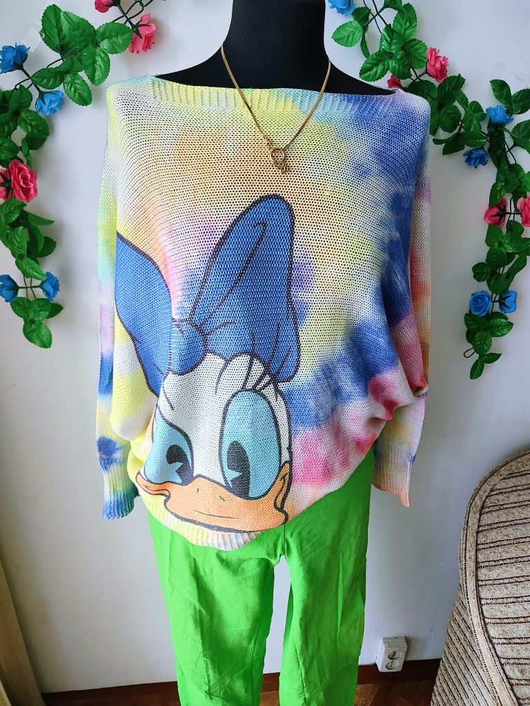 Kolorowy sweter oversize z Daisy duck styl disney tie-dye modny look