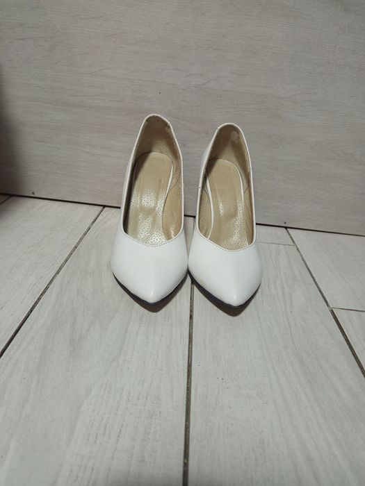 Жіночі шкіряні туфлі