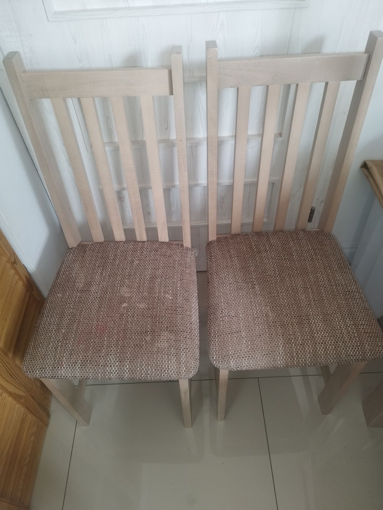Stół w zestawie z 6 krzesłami.