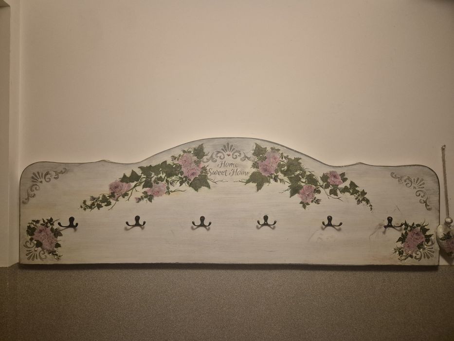 Drewniany wieszak  na ubrania dequpage hand made ręcznie malowany