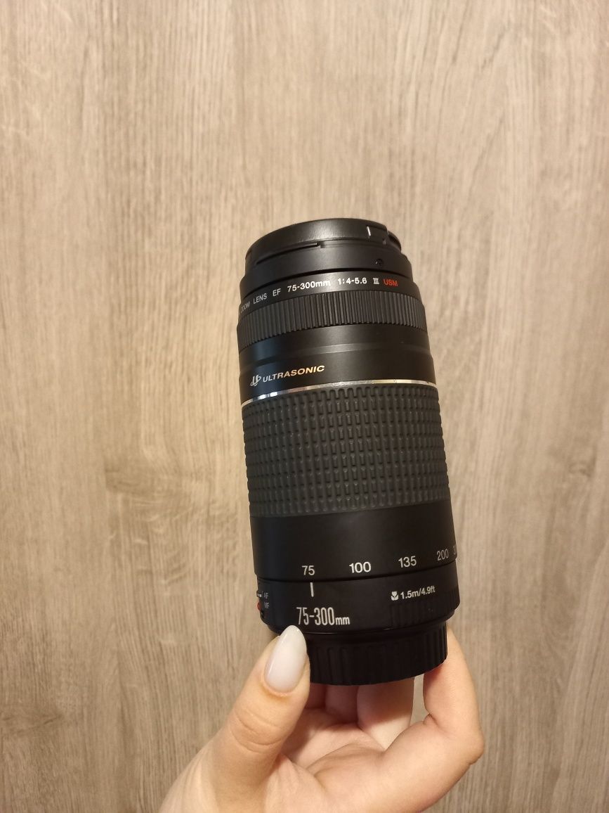 Canon EF 75-300 mm f/4-5.6 ||| USM
Телеоб'єктив із зумом, найближча