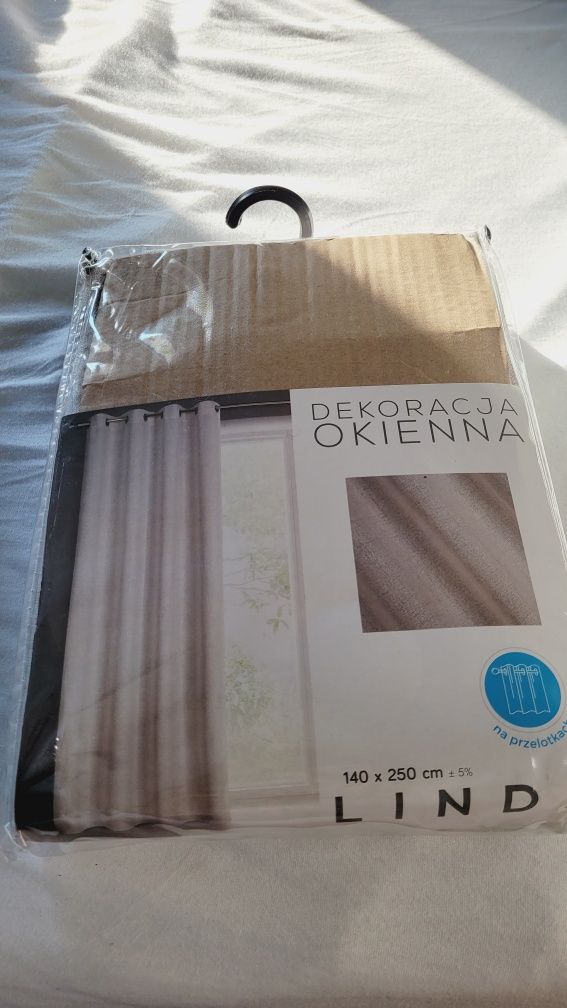 Zasłony okienne o naturalnym splocie,  przypominającym len
