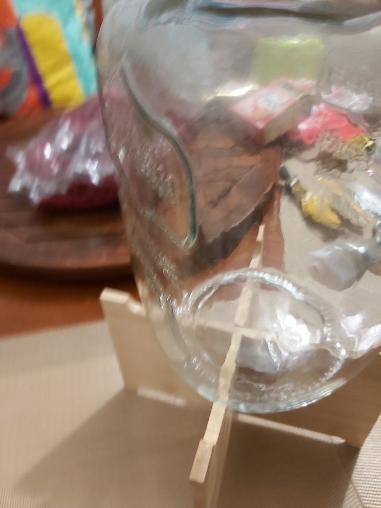 Dispensador de bevidas de vidro com suporte de madeira