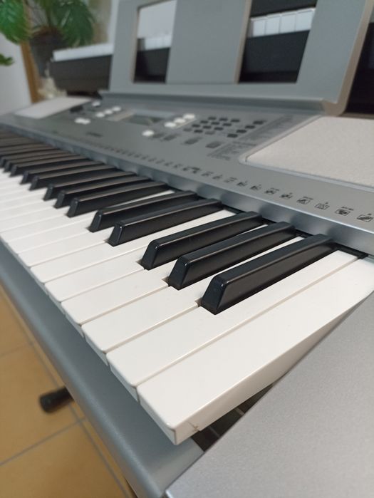 Teclado Yamaha YPT-360 (Equivalente PSR-E363) - Sensível ao Toque!