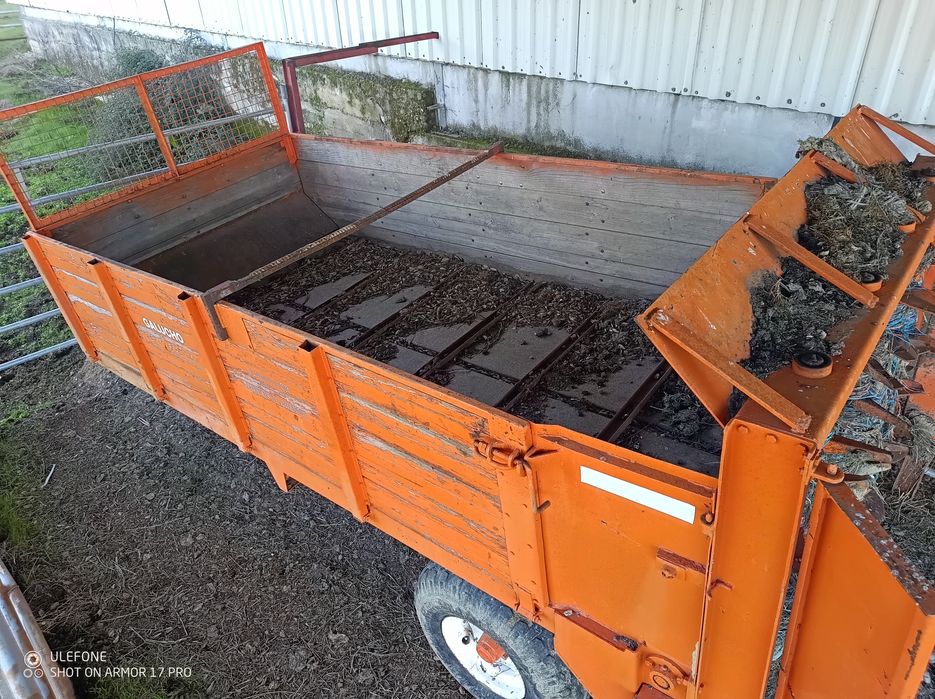 Reboque espalhador de estrume