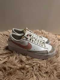 Nike Blazer Low Platform z różowym znaczkiem