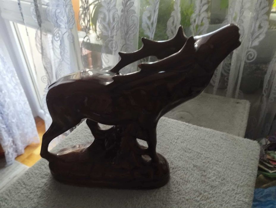 Figurka ryczącego jelenia