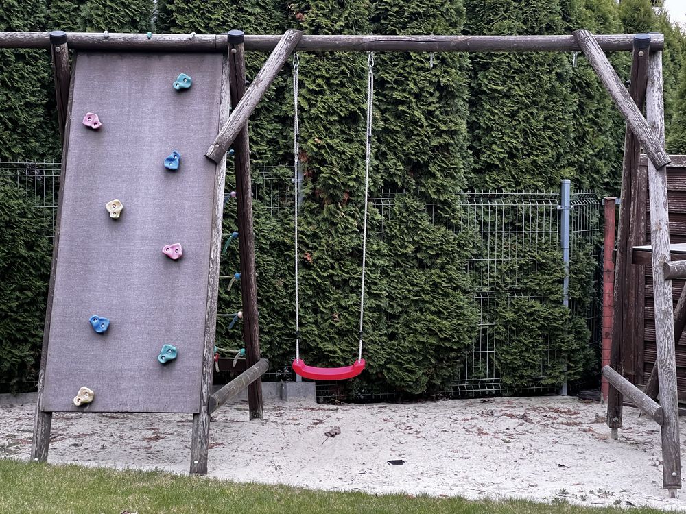Plac zabaw ze zjezdzalnią