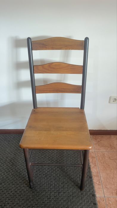 2 cadeiras de madeira maciça