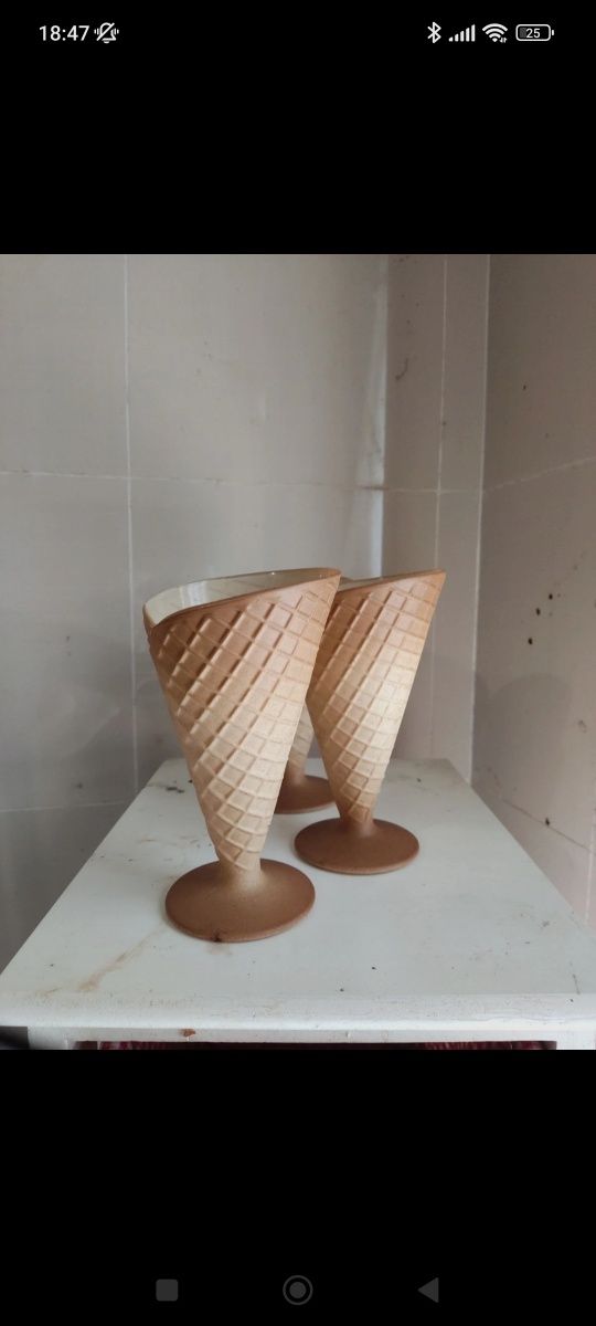 3 copos grandes de gelado em forma de cone em vidro