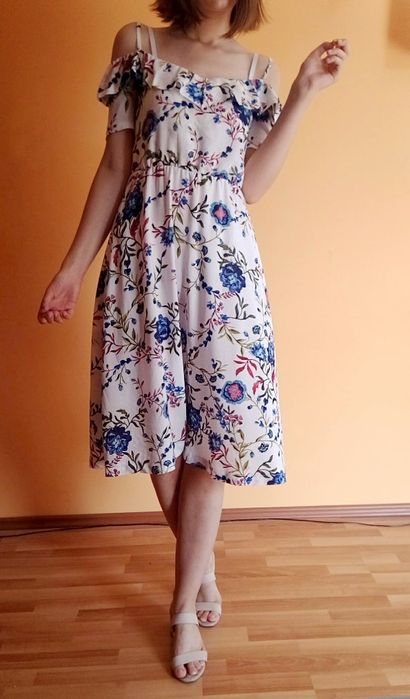 Sukienka haftowane kwiaty wiskoza rozmiar M odkryte plecy nowa