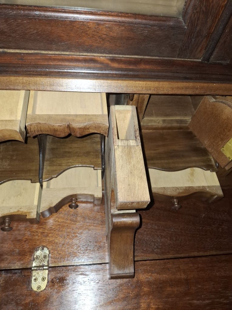 Escrivaninha  em madeira  resistente