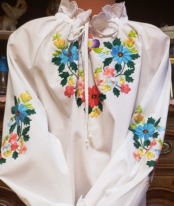 Dziewczęca bluzka do stroju krakowskiego ręcznie haftowana