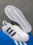 Biały|Sportowe-klapki-damskie\adidas/Superstar na basen 40