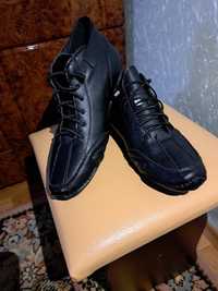 Шкіряні чорні кросівки -нові з США