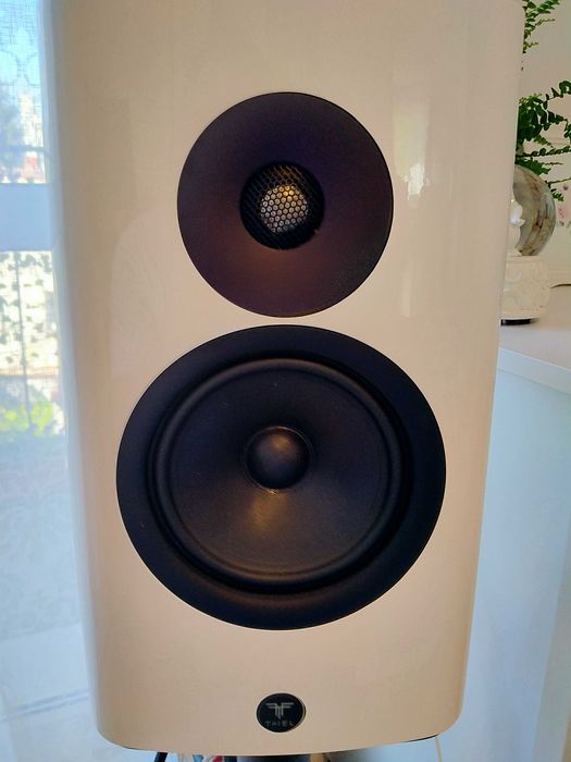 Thiel TM3 monitory white satin+ standy