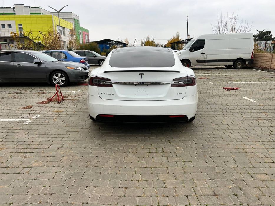 Тесла модел с рестайлинг