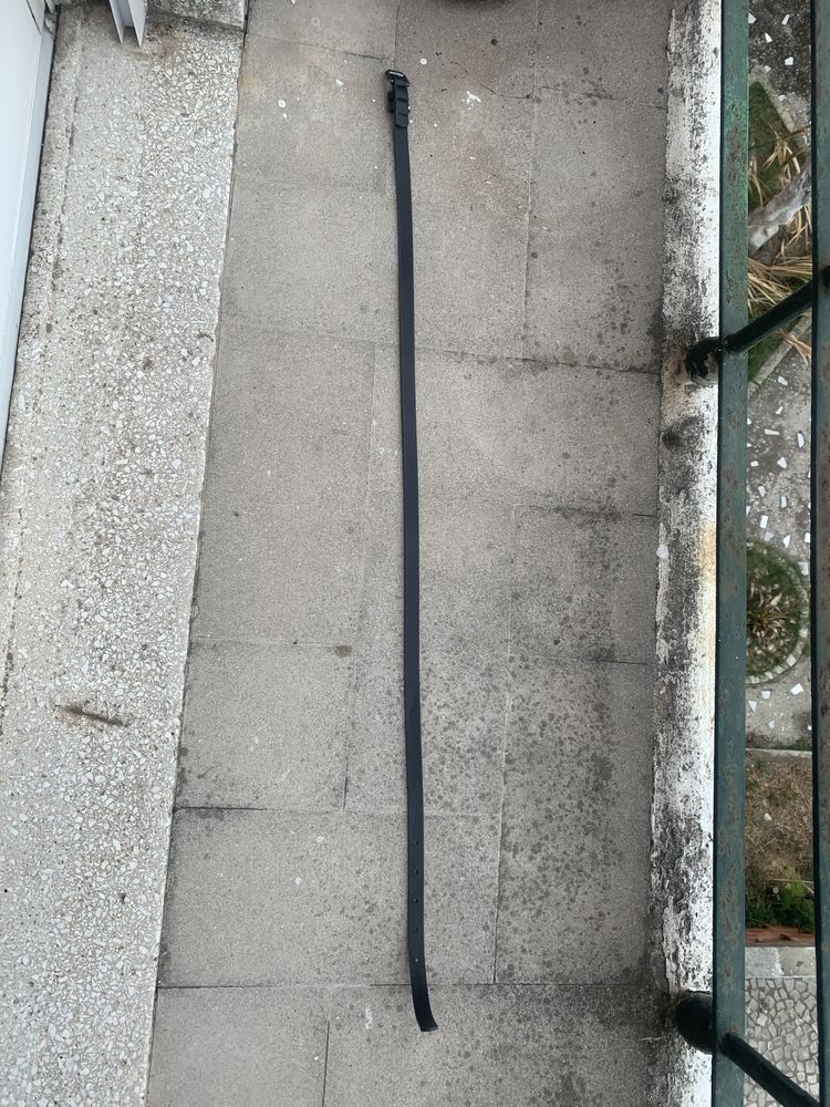 Cinto preto cabedal fivela prateada quadrada 95 cm