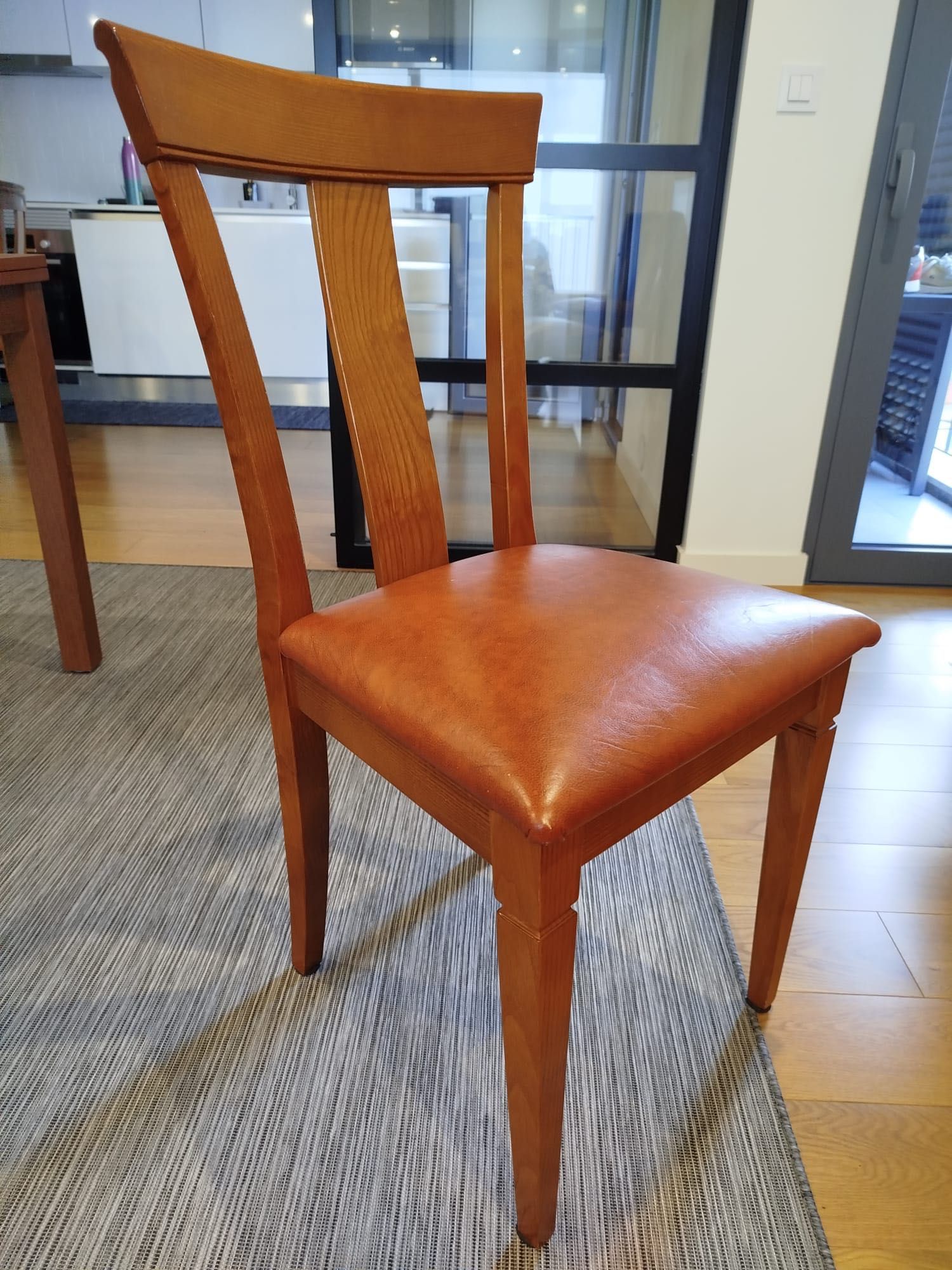 Mesa de madeira extensível com 6 cadeiras
