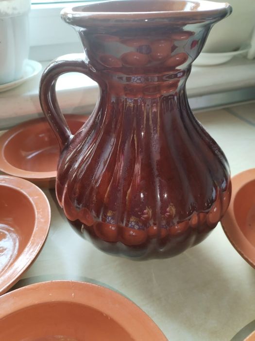 Посуд :кувшин та 5 глибоких  тарілок.