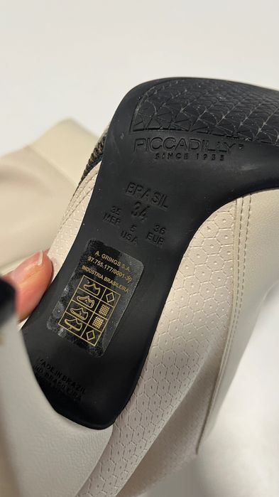 Bota off-white com salto fino