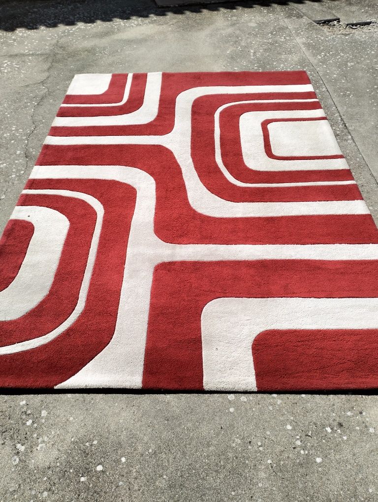 Tapete grande vermelho e branco